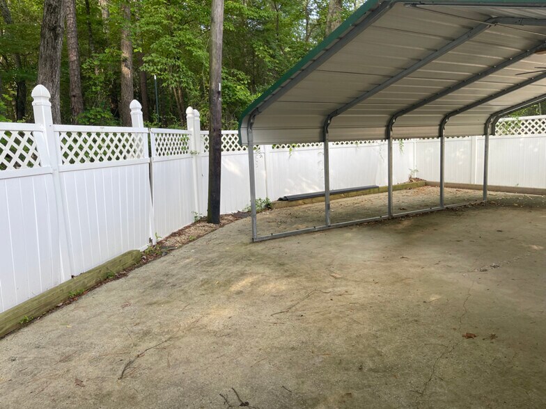 Building Photo - 1085 W Shore Dr