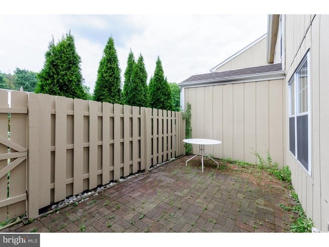 Building Photo - 8 Pond View Dr