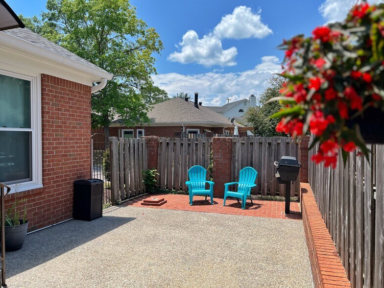 Fenced-in patio area offers a private oasis - great for outdoor parties or just grilling dinner! - 604 Sherbourne Grn