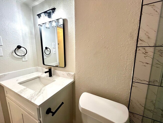 Building Photo - 1005 W MLK #A