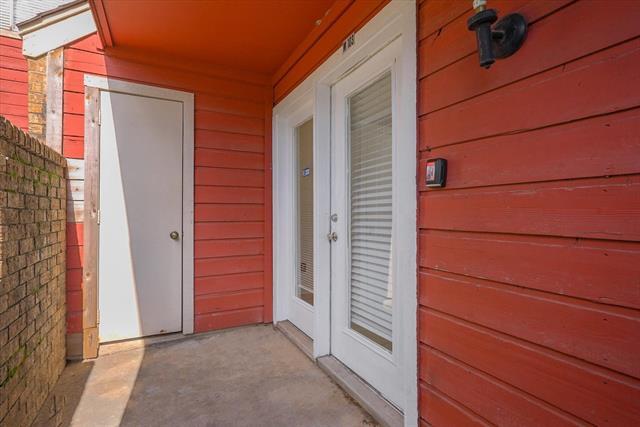 Building Photo - 9825 Walnut St