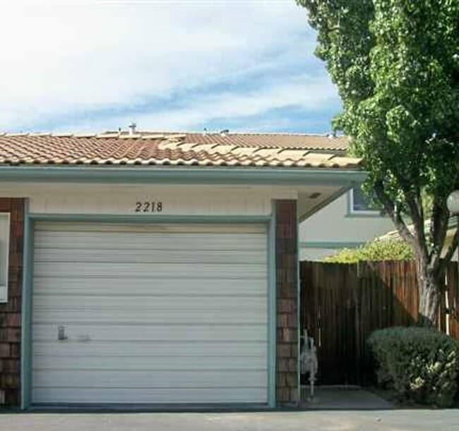 Building Photo - Cute Central Sparks Townhouse
