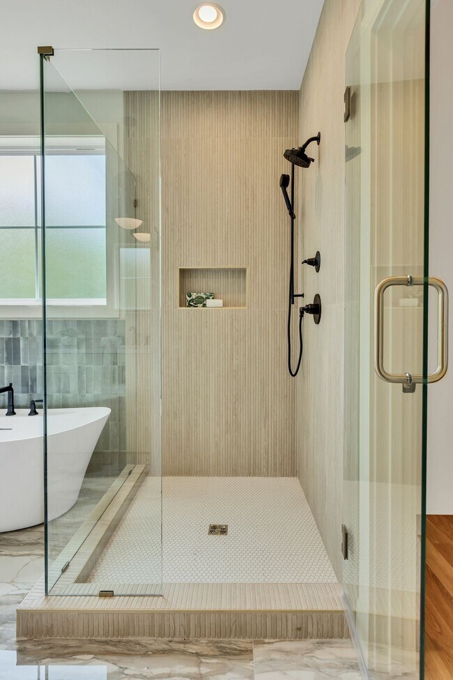 Building Photo - 660 Vernon Ave