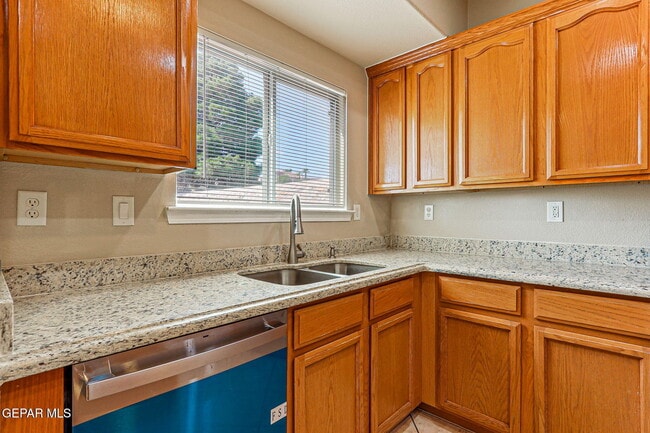 Building Photo - 951 Via Descanso Dr