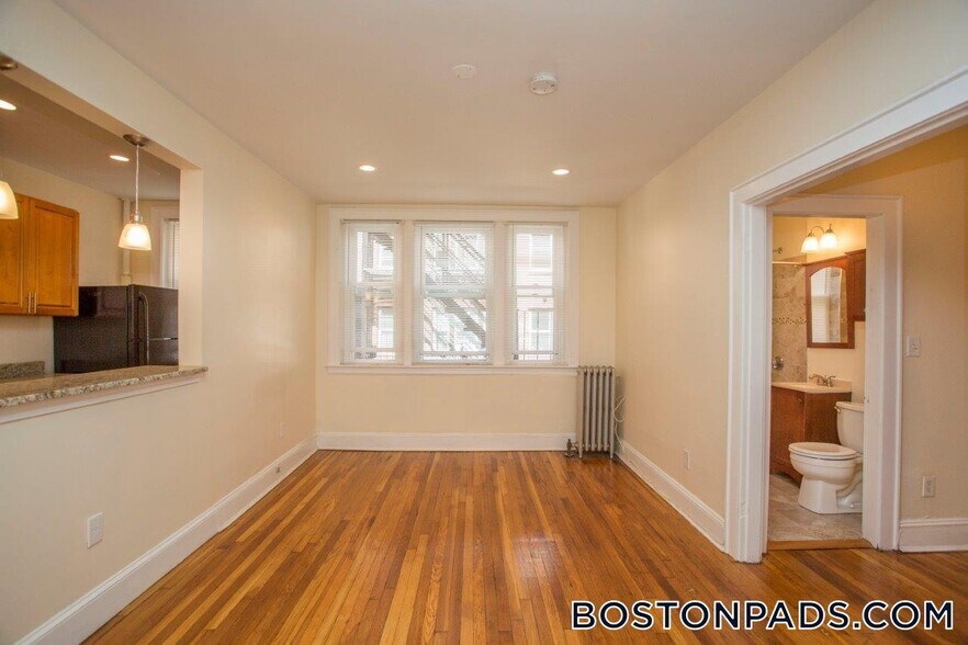 Building Photo - 136 Highland Ave