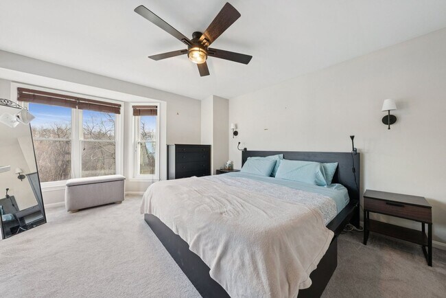 Building Photo - Welcome home to this beautifully updated end-unit townhome in the heart of Kingstowne — one of No...