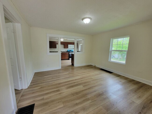 Building Photo - 3 Bedroom, 1 Bath, Available July 2026