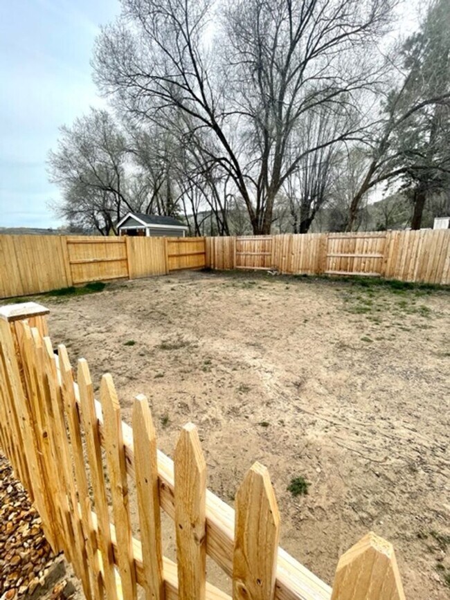 Building Photo - Beautiful like new 3 bedroom Hayden home in Prineville!