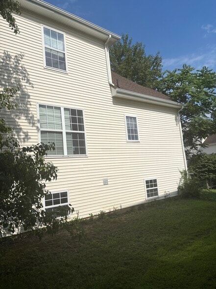 Building Photo - 4 Cayuga Rd