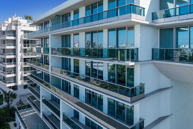 Building Photo - 9221 E Bay Harbor Dr