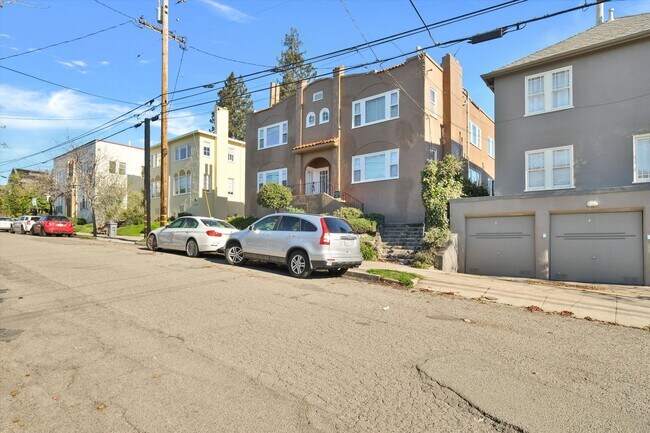 Building Photo - Furnished 3-Bedroom Apartment for 5 – Shar...