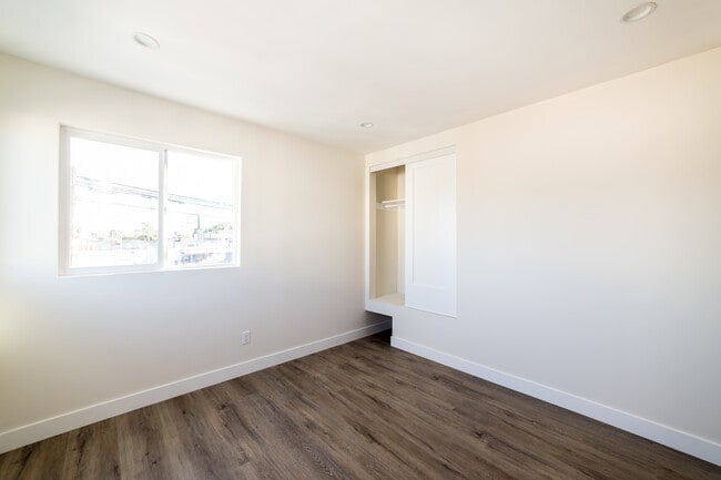 Building Photo - 1346 S Dunsmuir Ave