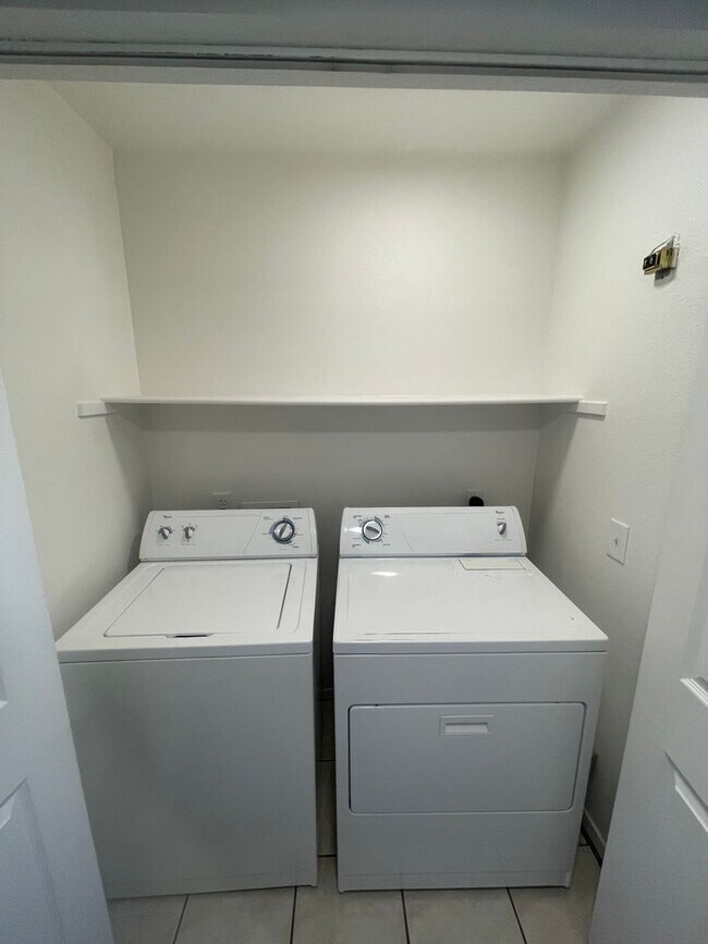 Building Photo - Beautiful upstairs 2-bedroom, 2-bathroom apartment