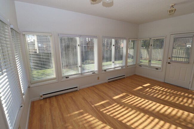 Building Photo - Beautiful Home on Cul-de-Sac with Large Fe...