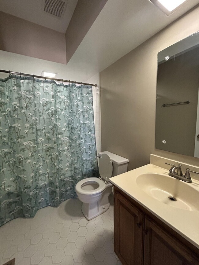 Building Photo - 2 Bed / 2.5 Bath Townhome in Willow Run