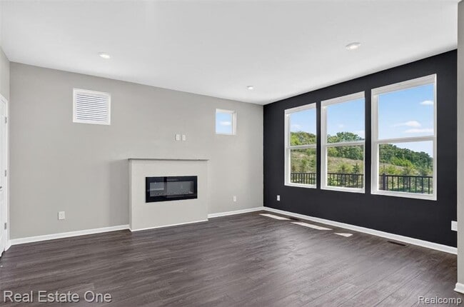 Building Photo - Modern 3-Bedroom Condo in Lake Orion Near I-75