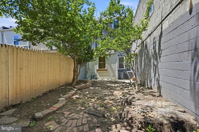 Building Photo - 2009 E Sergeant St