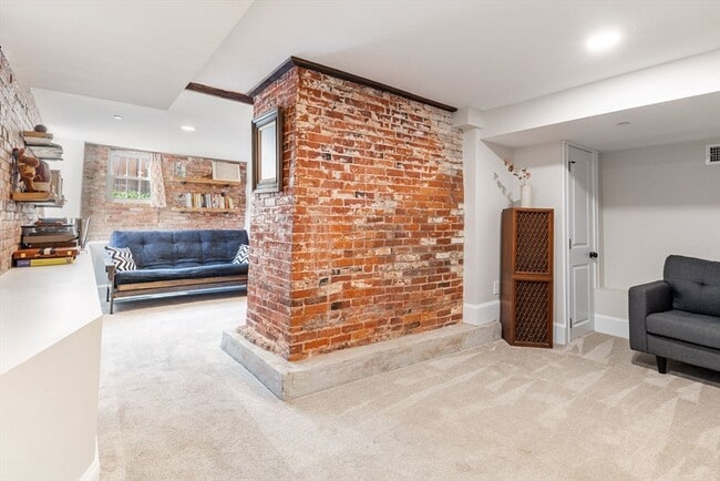 Building Photo - 8 Osborne St