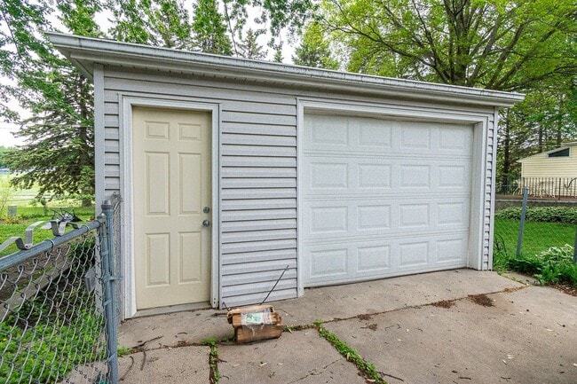 Building Photo - 3bed 2bath Available For Rent in Easy Access Area!