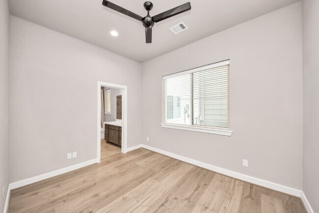 Building Photo - City views, smart layout, and Houston convenience?