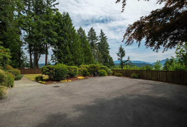 Building Photo - Elegant 4 bed home with Lake Sammamish Vie...