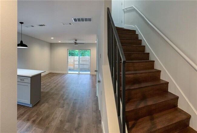 Building Photo - 3812 Southway Dr
