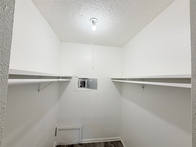 Building Photo - 9461 Pagewood Ln