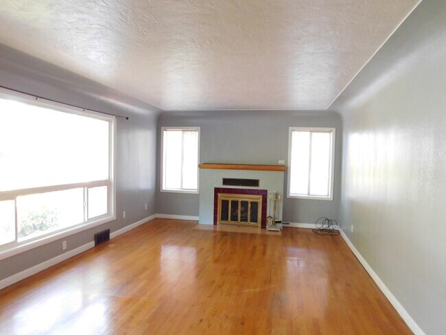 Building Photo - 4Bd/1.5Ba Two Story Home - Available soon!