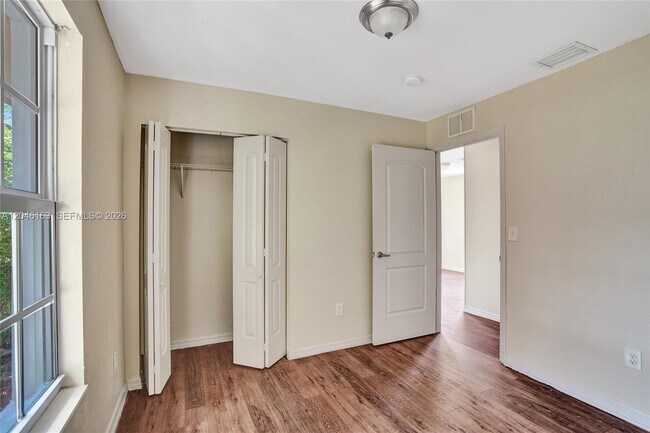 Building Photo - 727 22nd St