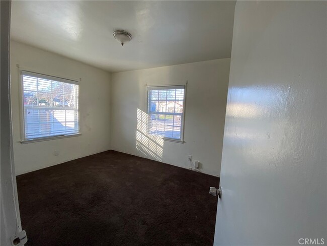 Building Photo - 2598 N Mountain View Ave