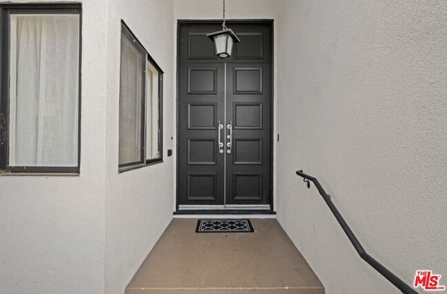 Building Photo - 2617 S Beverly Dr