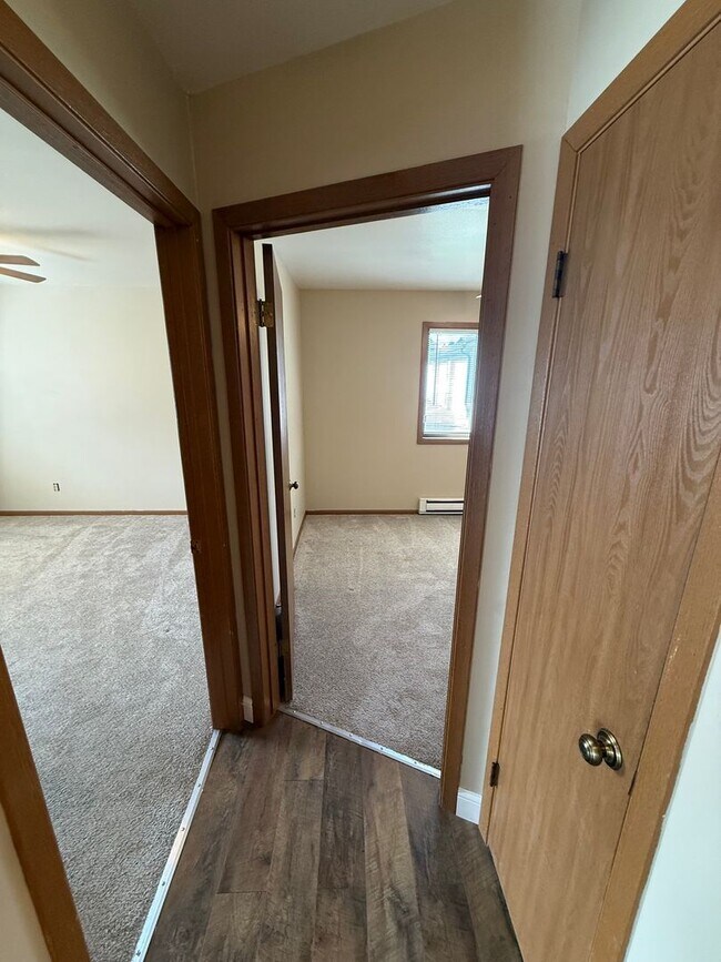 Building Photo - Private Entry 2 Bed/1 Bath Apartment!