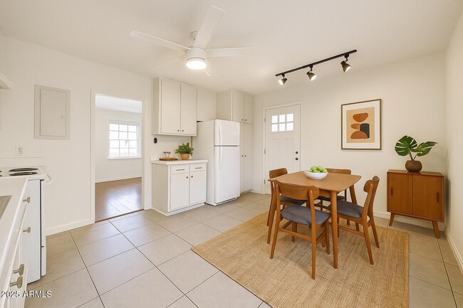 Building Photo - 2221 W Clarendon Ave