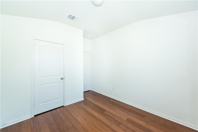Building Photo - 708 Pinnacle Dr