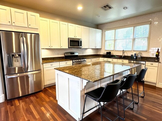 Building Photo - HIGHLY DESIRABLE AND SPACIOUS HOME FULLY EQUIPPED WITH SOLAR PANELS + LANDSCAPING INCLUDED