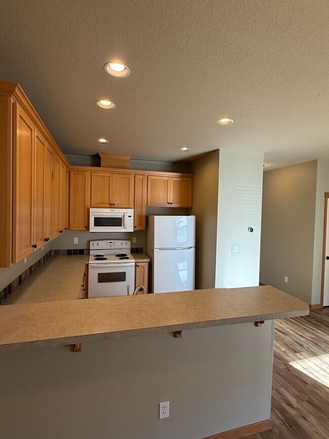 Building Photo - Beautifully Refurbished and updated Townhome style Home in Southeast Portland