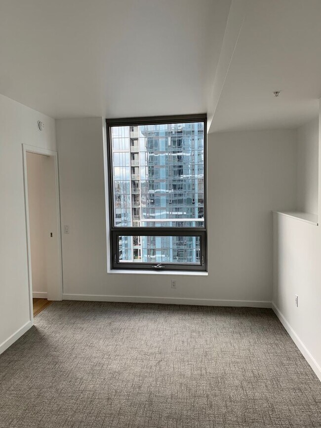 Building Photo - Luxurious 2 bed/ 2 bath unit conveniently ...