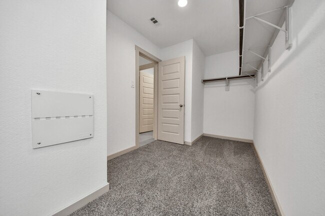 Building Photo - 1118 Hyde Lk Ln