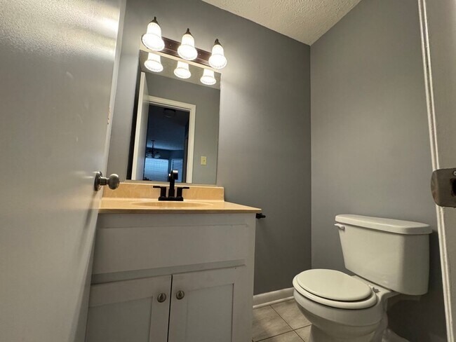 Building Photo - 2 bedroom/2.5 bath in Brentwood (Nipper's Corner)