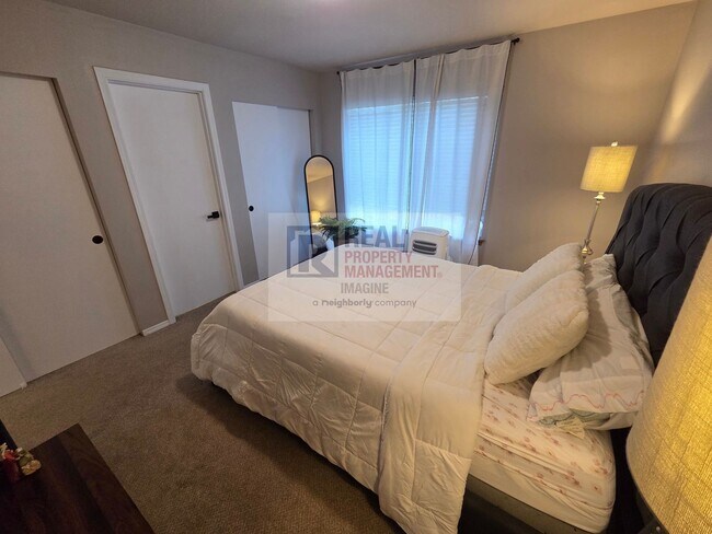 Building Photo - Check Out This Adorable 2.0 bedroom, 2.5 b...