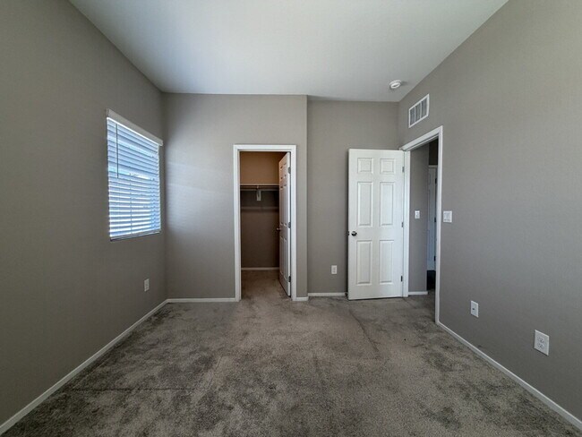 Building Photo - GATED 3 BED 3 BATH 2 CAR GARAGE TOWNHOUSE W/ BED AND BATH DOWNSTAIRS + LOFT & YARD. COMMUNITY FEA...