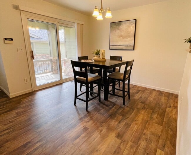 Building Photo - Townhome -2 bed 2.5 bath + bonus area