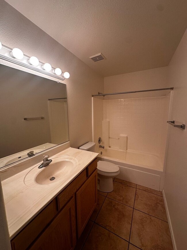 Building Photo - 3 Bedroom 2 Bathroom Duplex