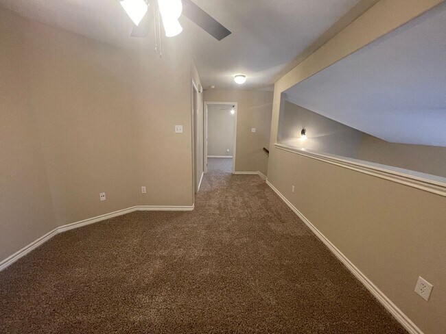 Building Photo - 3BR/2.5BA Townhome | 18' Ceilings | Granite | Garage | Lawn Care Incl | Benbrook TX 76116