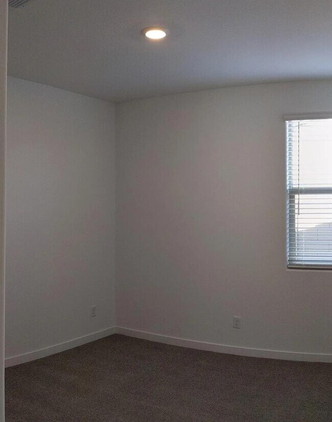 Building Photo - 2250 E Kelly Dr