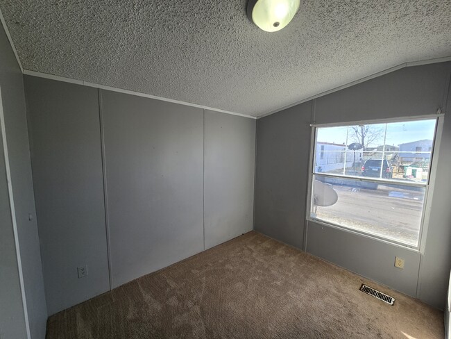 Building Photo - 700 W Ridgeway Ave