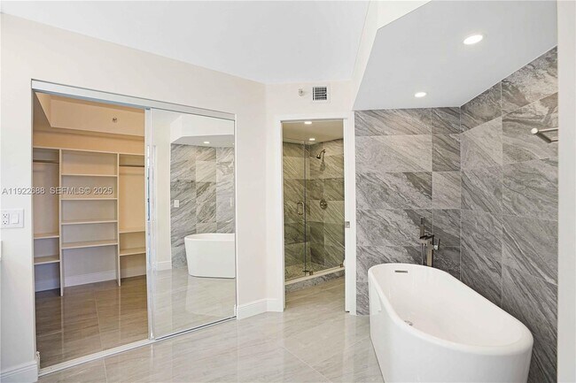 Building Photo - 3500 Mystic Pointe Dr