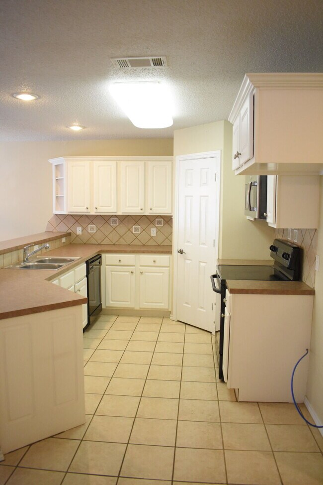 Building Photo - Beautiful duplex in Cooper School District!