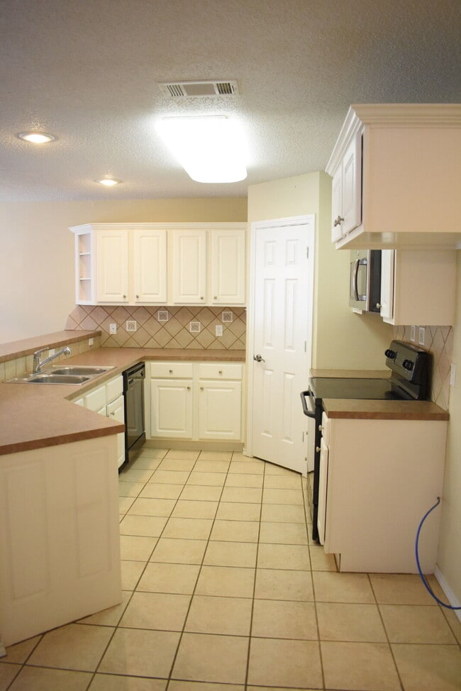 Building Photo - Updated Duplex with Large Basement in Cooper School District!