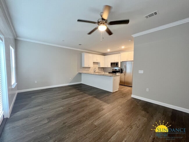 Building Photo - Custom Fort Walton Beach Townhouse in Gated Community!